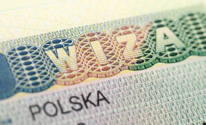 Скандал в Польше: более 350 000 мигрантов могли получить рабочие визы за взятки