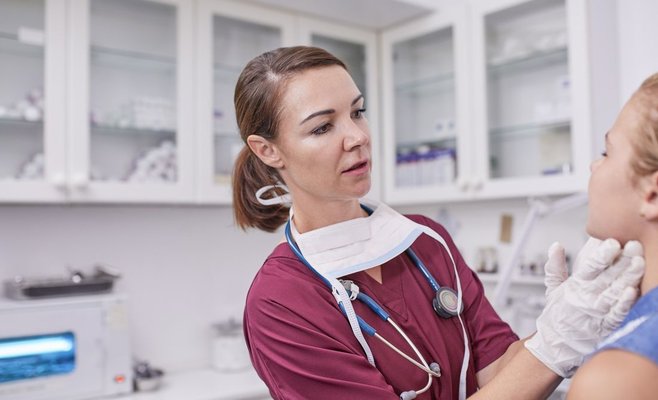 Меньше бумажной волокиты? Врачи хотят внести изменения в школьные справки