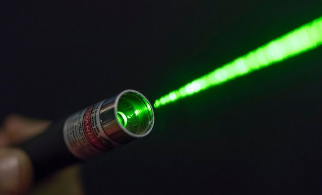 Пассажир самолета, пролетавшего над Австралией, снял неприятные кадры. Кто-то пытался ослепить пилотов лазером