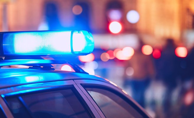 Отчаянные крики маленького мальчика эхом прокатились по двору в Плзни. Полиция задержала агрессора в бегах