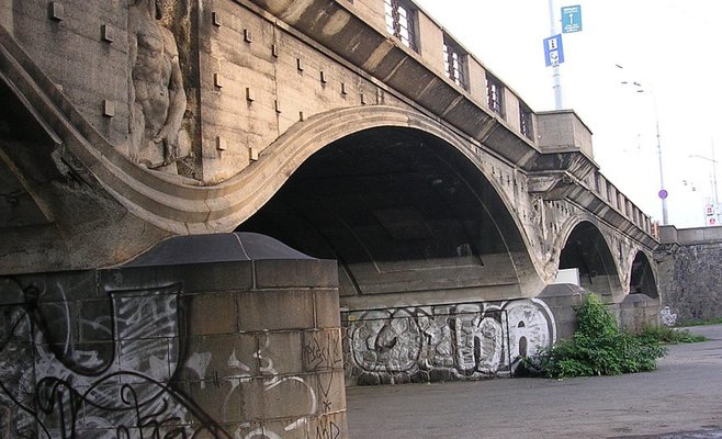 Скончался мужчина, подвергшийся нападению на Главковом мосту в центре Праги