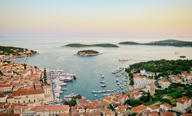 Чешский пенсионер снимал на камеру детей на пляже в Хорватии. Люди поймали его, и он оказался под стражей