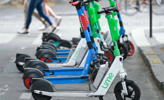 Неуправляемые скутеры в центре Праги. Мэрия рассматривает вопрос о проведении референдума по запрету, подобному парижскому