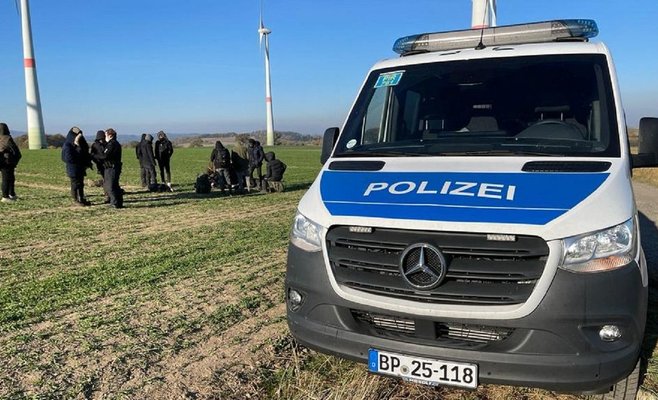 Двое чехов перевезли в Германию 49 нелегальных мигрантов в одном фургоне