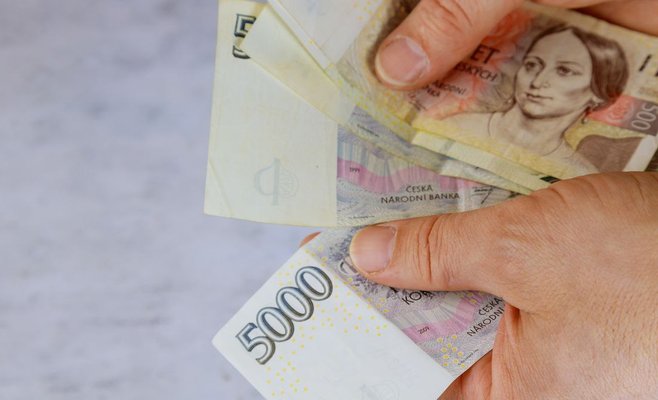 Чешская валюта продолжает терять позиции, став самой слабой по отношению к евро с октября прошлого года