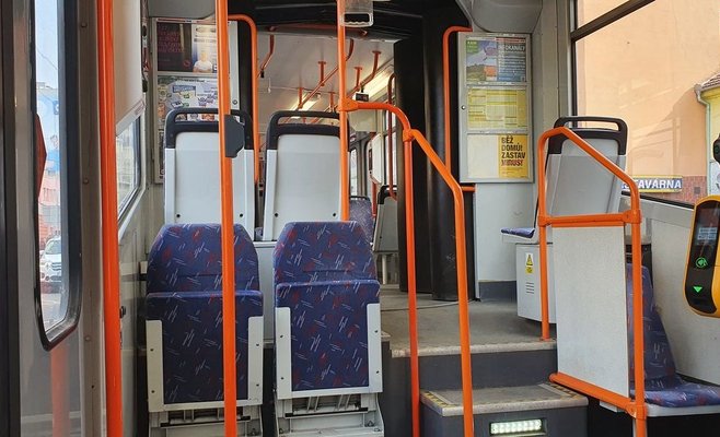 Пожилая женщина погибла после столкновения с трамваем в Оломоуце, она была зажата дверью