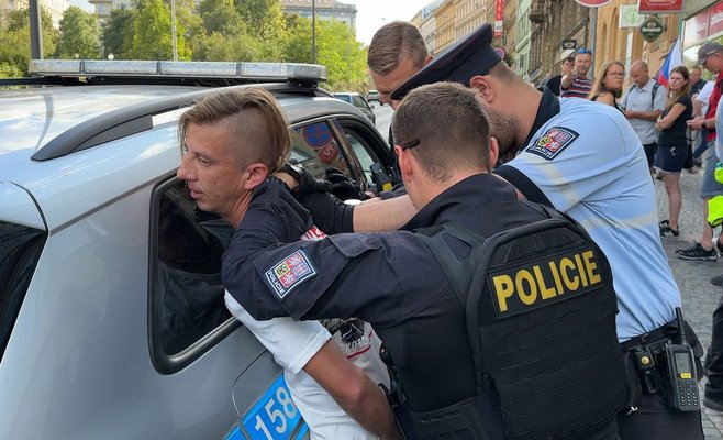 Эй, тебя забирают. Полиция задержала на антиправительственной демонстрации человека в футболке с логотипом 