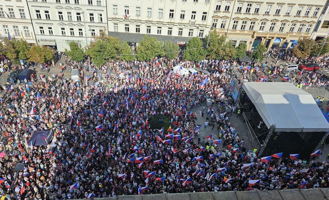 Противники правительства провели демонстрацию на Вацлавской площади, а затем отправились в Летну