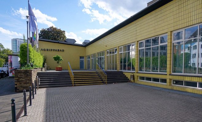 Восемь молодых людей совершили сексуальные домогательства к 13-летней немецкой девочке в бассейне