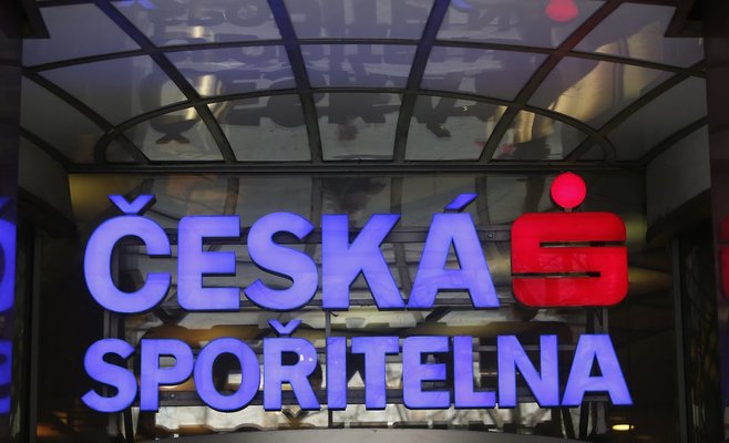Česká spořitelna планирует уволить сотни человек