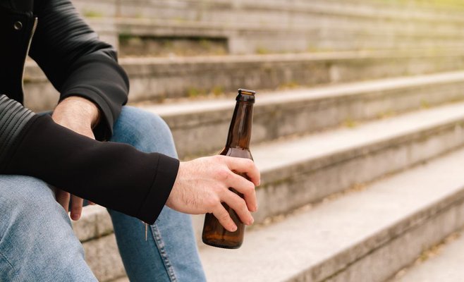 Детей, зависимых от алкоголя и таблеток, некому лечить