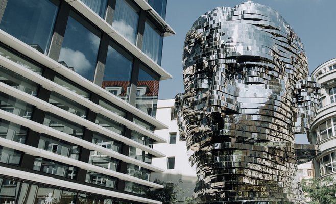 Голова Франца Кафки нуждается в ремонте. На несколько месяцев она исчезнет из центра Праги