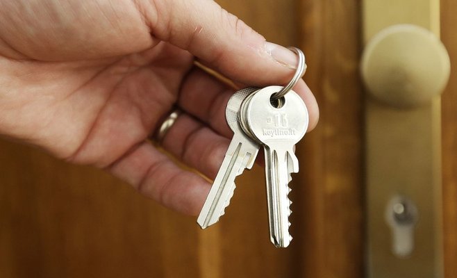 Он приютил беженцев, а теперь расплачивается за суровость государства