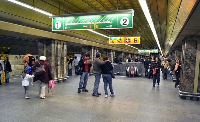 Метро между станциями 