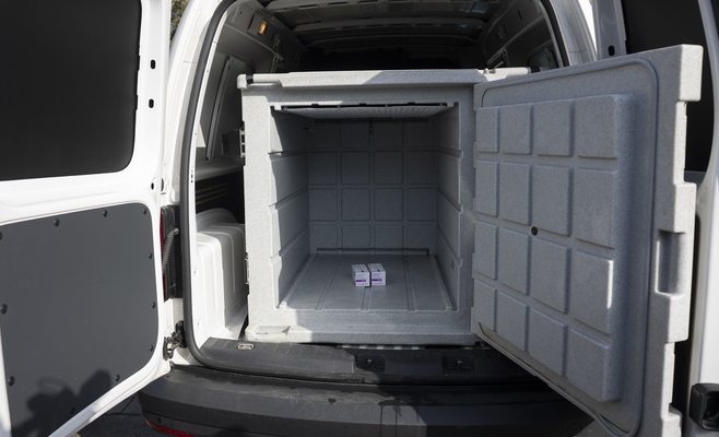 Шесть женщин, застрявших в рефрижераторном фургоне во Франции, вызвали помощь через журналистов