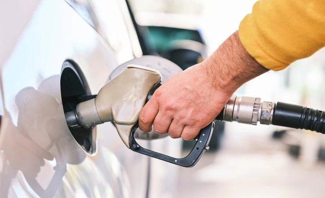 По стопам Венгрии? В Польше самый дешевый бензин в Европе, люди скупают его