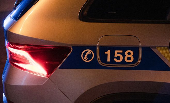 Полиция расследует нападение в общежитии в районе Плзня. Женщина попала в больницу с травмами половых органов