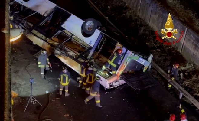 Крики сменились леденящей тишиной. Автобус под Венецией упал с высоты 30 метров:ВИДЕО