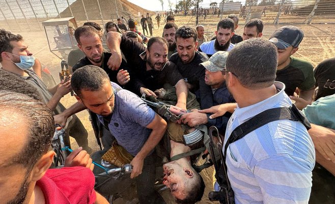 Боевики ХАМАС также убили мэра, взяли в заложники израильтян и увезли их, сообщают СМИ.