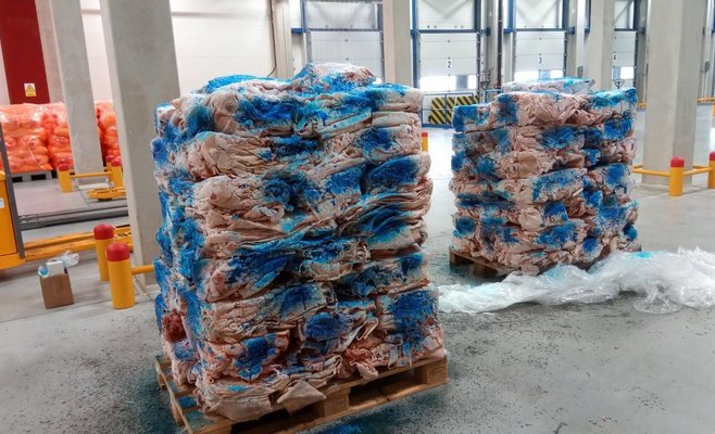 На складе хранилось более тонны свиных шкварок с истекшим сроком годности. Инспекторы приказали уничтожить