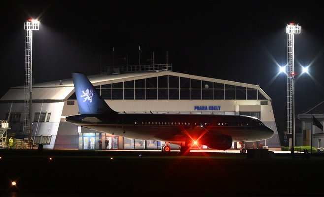 На автостоянке в лондонском аэропорту Лутон сгорело более 1 000 автомобилей: ВИДЕО