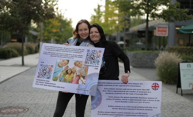 Благотворительное движение one minute - big moment набирает популярность в Праге!