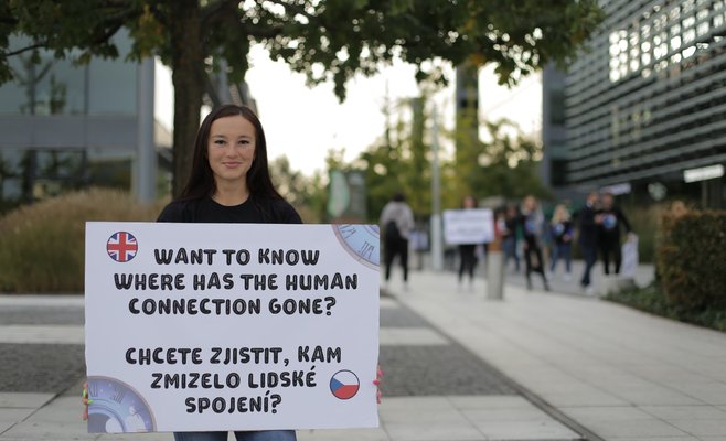 Благотворительное движение one minute - big moment набирает популярность в Праге!