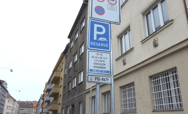 В Либерце парковка скоро составит 2800 крон в год, в Брно - всего двести. Сколько стоит парковка в чешских городах