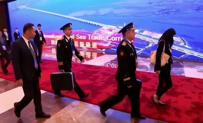Путин прибыл в Китай с ядерным чемоданчиком