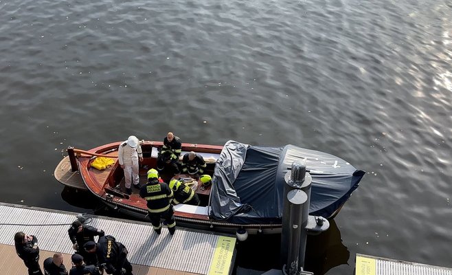 На реке Влтава тонул катер. Кто-то просверлил в нем отверстия