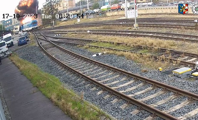 Из поезда сразу после столкновения вырвалось пламя, как видно на видео. Полиция возбудила уголовное дело против: ВИДЕО