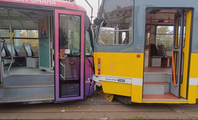 В Плзни произошло столкновение трамваев, когда один из них неожиданно остановился. Некоторые пострадавшие плевались кровью