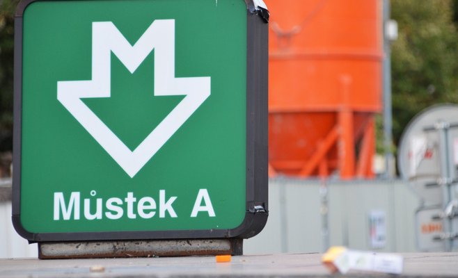 Жизнь на Мустеке в Праге замерла. Из-за подозрительного предмета закрыты метро и магазины