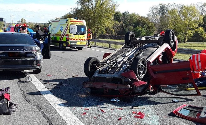 Пять автомобилей столкнулись друг за другом на трассе D1 под Вышковом, водители не успели затормозить и врезались