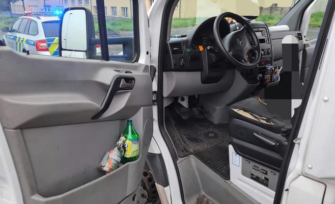 Фургон ехал по дороге с открытыми дверями. Водитель в Семилукском районе выпил ром за рулем