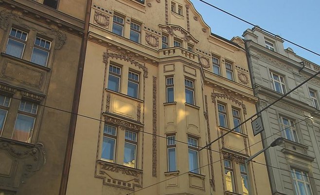 Цены на дома и квартиры несколько снижаются. Из-за дорогой ипотеки интерес к собственному жилью снижается