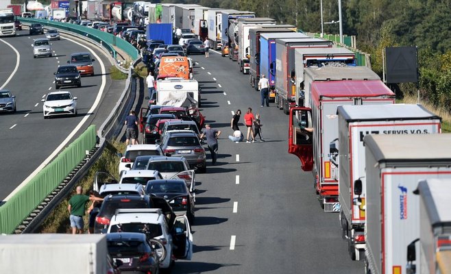 Грузовик врезался в стоящие машины недалеко от чешской границы, 16 человек ранены