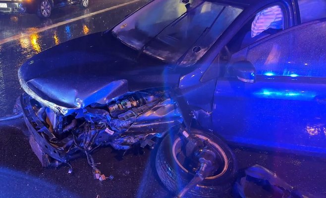 Иностранец врезался на своем автомобиле в ограждение в Праге, очевидно, пытаясь покончить жизнь самоубийством