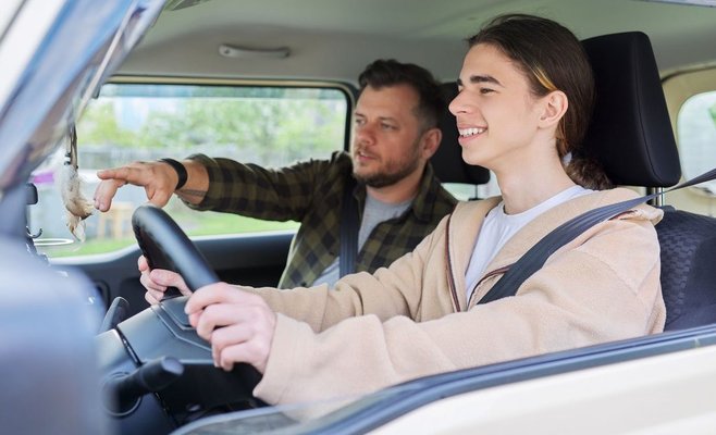 Мигать и сигналить. Наставникам и 17-летним водителям поможет мобильное приложение