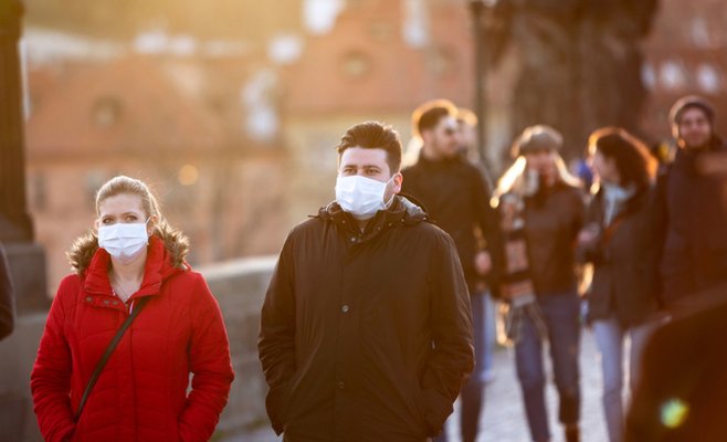 Плохо себя чувствуете? Оставайтесь дома и носите маски, рекомендует министерство в новом докладе