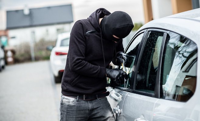 Десятки угнанных автомобилей у торговых центров. Воры используют технический приём, который не запирает автомобиль