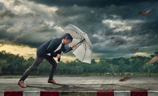 Сильные дожди на востоке Чехии, снег в горах