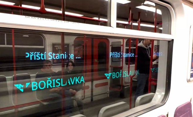 Что это мигает за окнами? Необычные светящиеся вывески в метро вызывают ажиотаж