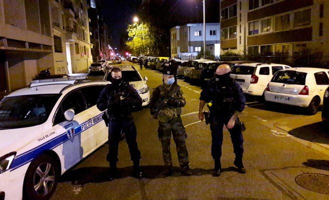 Нападавший ударил ножом еврейскую женщину и нарисовал свастику на двери в Лионе