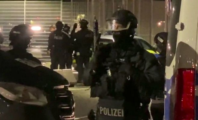 Аэропорт Гамбурга по-прежнему закрыт. Вооруженный мужчина удерживает свою дочь в заложниках на территории аэропорта
