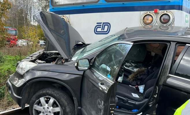 Пассажирский автомобиль был сбит поездом на переезде под Прагой. Четыре человека ранены