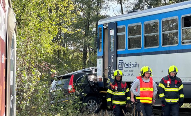 Пассажирский автомобиль был сбит поездом на переезде под Прагой. Четыре человека ранены