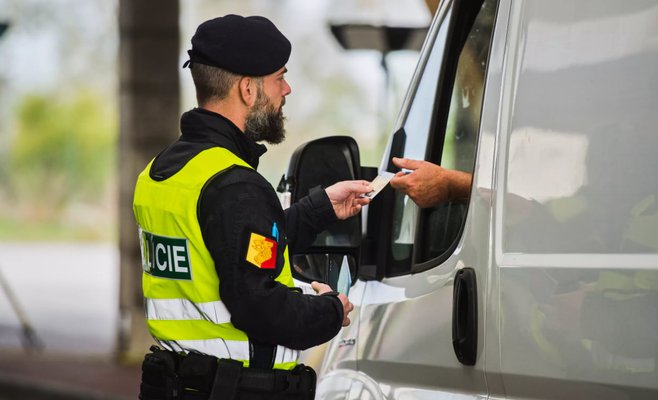 Начиная с января можно будет носить на своем мобильном телефоне электронные документы. Но полиция их пока не признает