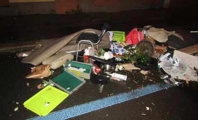 Пьяный житель Брно выбросил из окна на улицу посуду и мебель