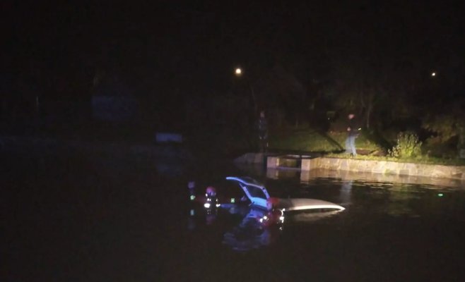 Из пруда в Градецком крае торчал светящийся автомобиль